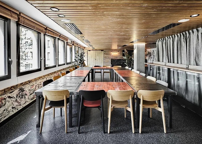 ジェネレーター ホステル パリ