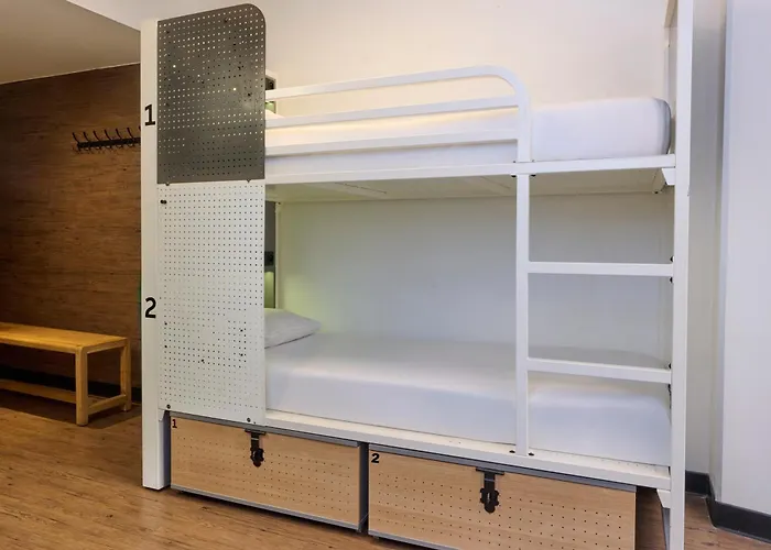 ホステル ジェネレーター パリ