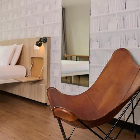 Hostel Generator Paris